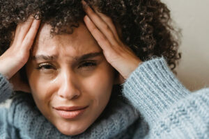 Autocrítica interna i autoestima: com la crítica erosiona les set arrels de l’autoestima